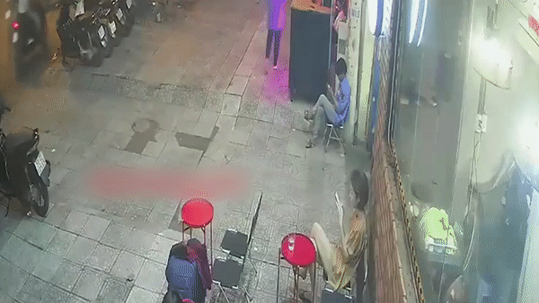 Ten cuop giat dien thoai cua co gai o quan nuoc hinh anh