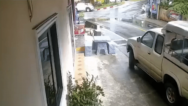 Xe may mat lai lao vao via he o Thai Lan hinh anh