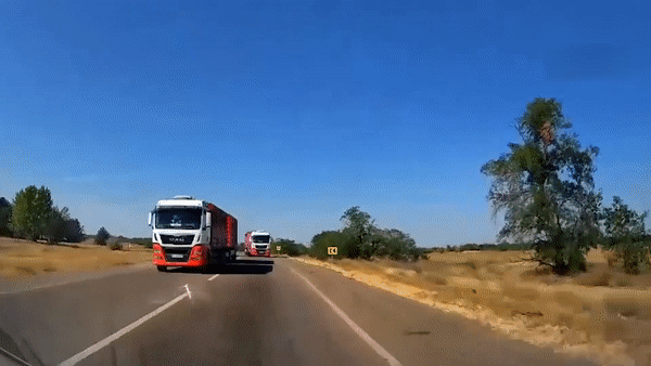 Xe tai vuot o goc cua gay tai nan cho oto tai Nga hinh anh