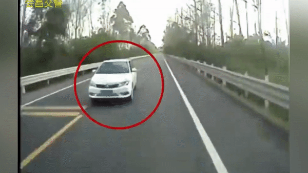 Oto tong truc dien xe khach o Trung Quoc hinh anh