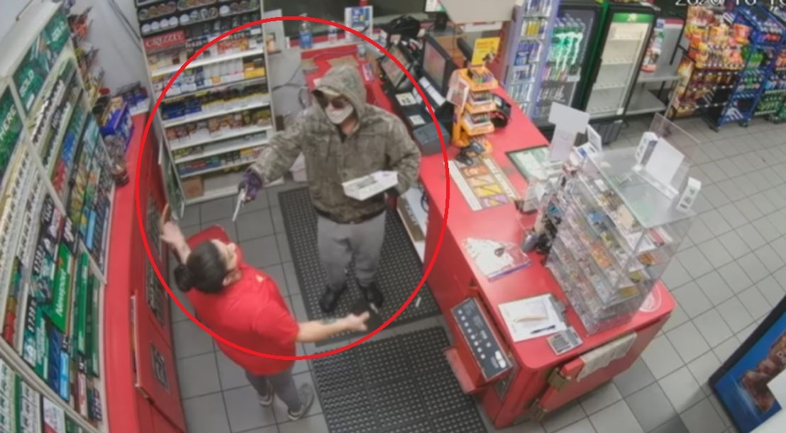 Ten cuop cam sung khong che nhan vien cua hang hinh anh