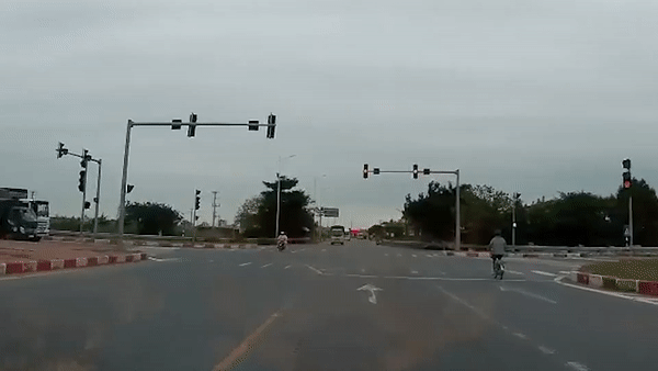 Xe tai vuot den do dam vang xe may hinh anh