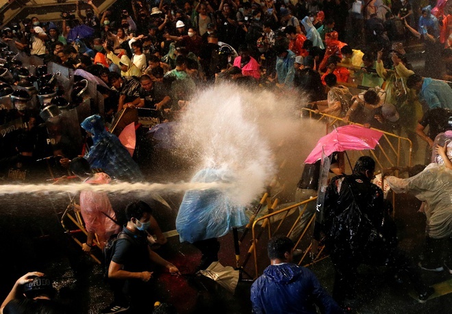 Canh sat Thai Lan dung voi rong tran ap nguoi bieu tinh hinh anh