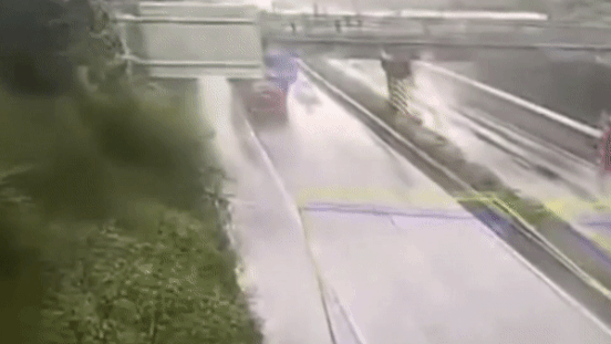 Cay cau bi do sap khi xe container di qua hinh anh