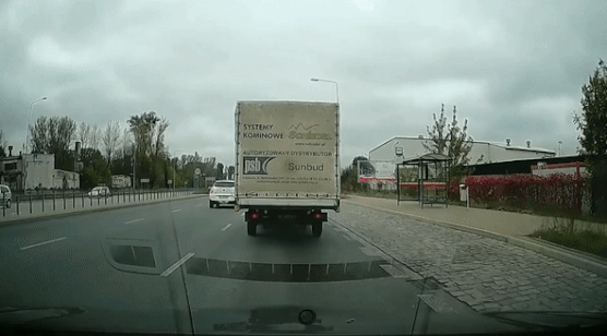 Xe tron be tong huc trung oto tren duong hinh anh