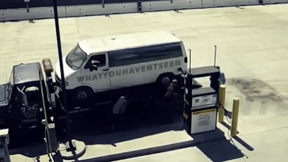 Oto phat no tai tram xang hinh anh