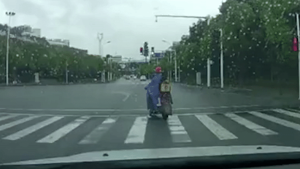 Nguoi lai xe dap dien lam roi be gai ngoi phia sau hinh anh