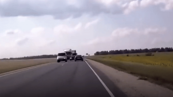 Xe tai vuot au, va cham kinh hoang voi oto tai My hinh anh