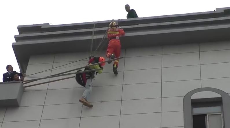 Giai cuu nguoi nhay du mac ket tren noc khach san hinh anh