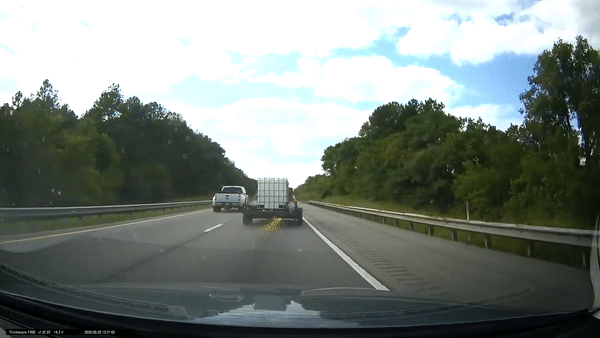 Xe ban tai tuot moc noi khien xe hang lao ra khoi duong tai My hinh anh