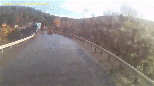 Xe container mat lai khi vao cua toc do cao o Nga hinh anh