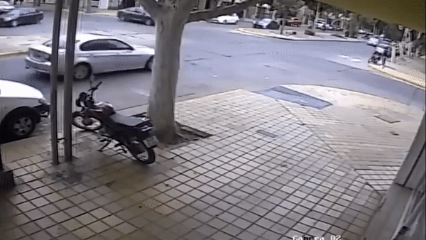 2 oto va cham tong trung nguoi phu nu day xe em be hinh anh