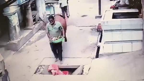 Bo huc nguoi dan ong roi xuong cong o An Do hinh anh