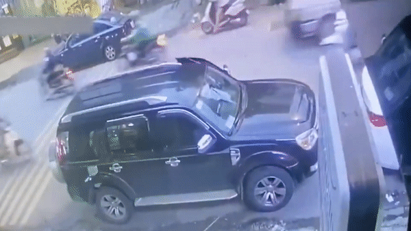 Tai xe mo cua oto thieu quan sat gay tai nan cho xe may hinh anh