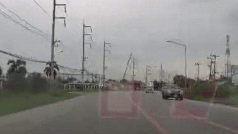 Oto dam do hang loat cot dien o Thai Lan hinh anh