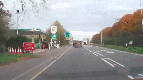 Xe container lao sang lan nguoc chieu dam vang oto hinh anh