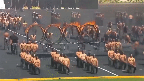 Canh sat Ai Cap khoe co bung 6 mui khi nhay qua vong lua hinh anh