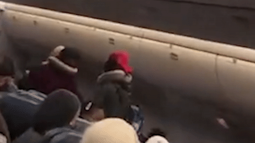 Tiep vien bi hanh hung khi nhac khach deo khau trang hinh anh