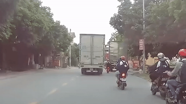 Xe dap dien suyt bi can trung sau khi va cham voi xe tai hinh anh