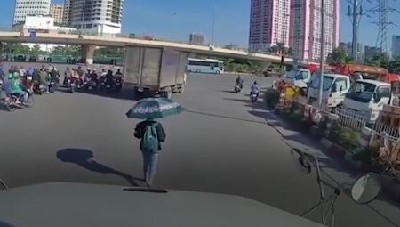 Co gai di bo truoc dau xe container hinh anh