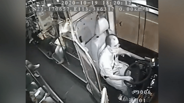 Dien thoai di dong bat ngo phat no tren xe khach o Trung Quoc hinh anh