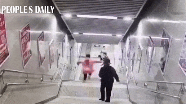 Mai dung dien thoai, co gai nga cau thang o Trung Quoc hinh anh