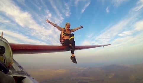 Nu van dong vien nhay du tao dang tren canh may bay hinh anh