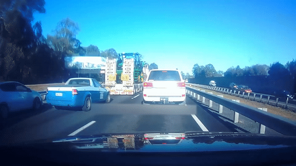 Xe container dam vao hang loat oto phia truoc hinh anh