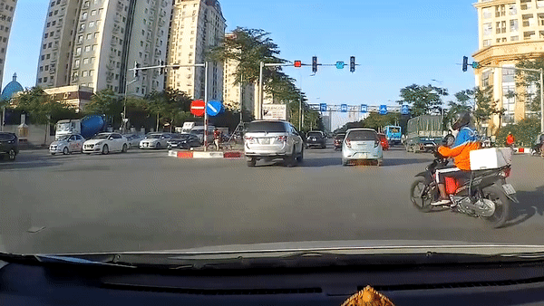 Tai xe xe may dung dien thoai bi oto dam trung hinh anh