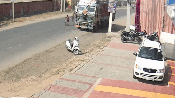 Cau be may man thoat chet khi bi cuon vao gam xe tai o An Do hinh anh