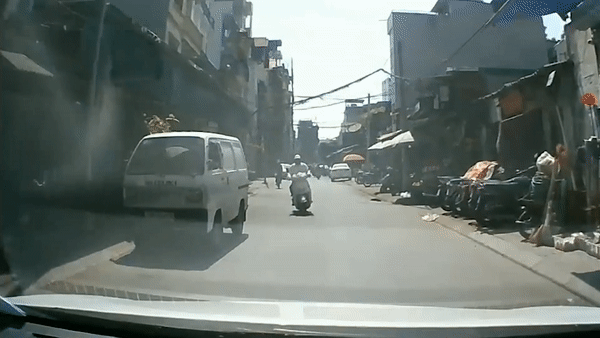 Tai xe xe may nga xuong duong dam vao dau oto hinh anh