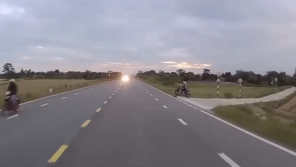 Nguoi phu nu lai xe dap dien lao ra duong suyt bi oto dam hinh anh