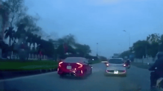 Hanh khach mo cua khi oto dang di chuyen tren duong hinh anh