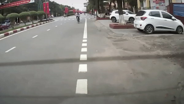 Nam sinh khong nhin duong, lao thang xe vao oto hinh anh