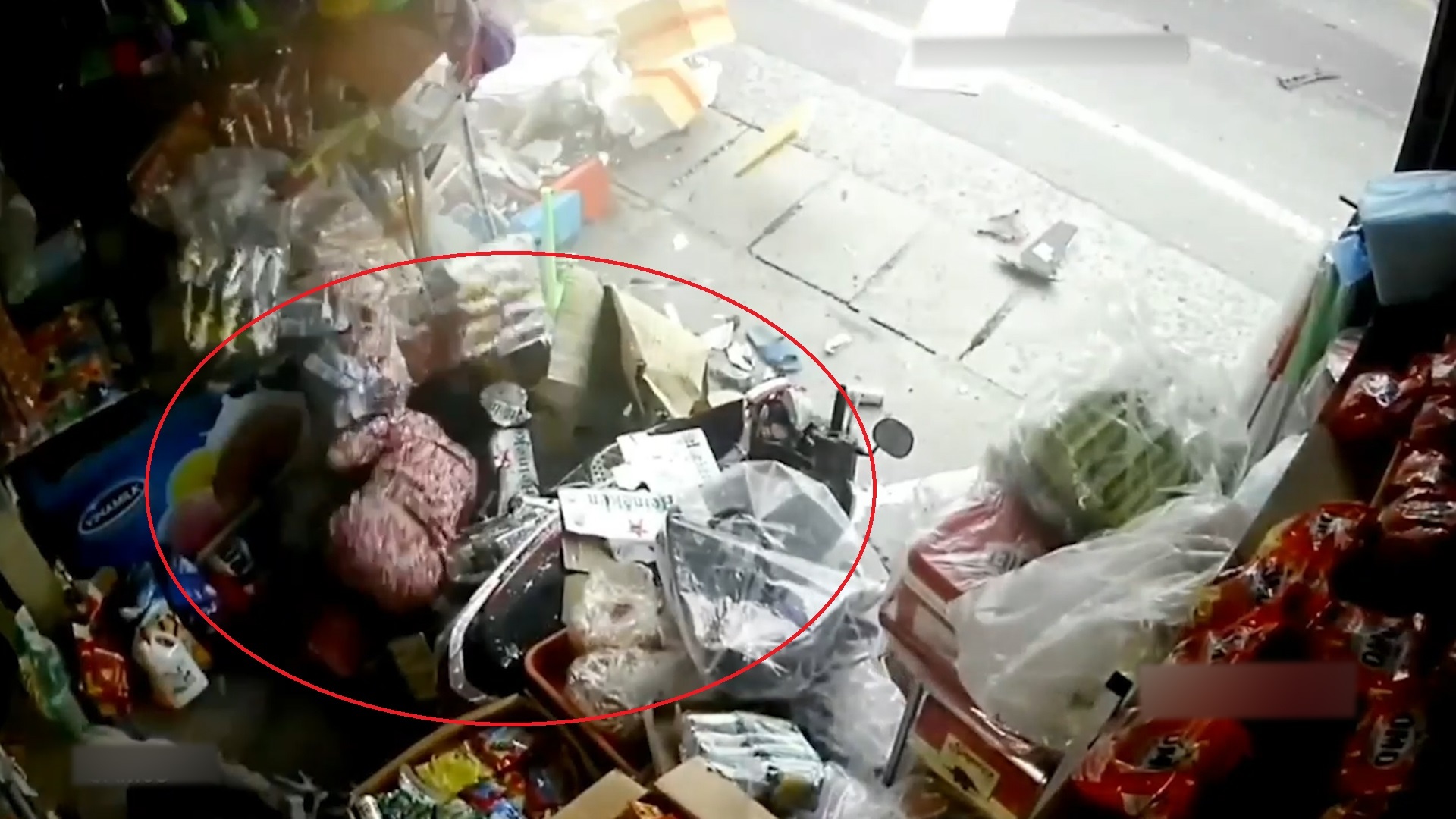 Oto lao vao nha dan, 2 nguoi bi hat vang hinh anh