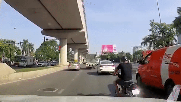 Oto dam vao duoi xe tai dung cho den do o Ha Noi hinh anh