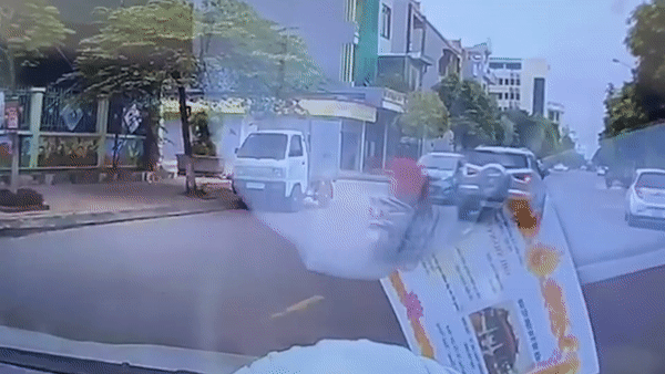 Thanh nien di xe may phong nhanh dam vao duoi oto hinh anh