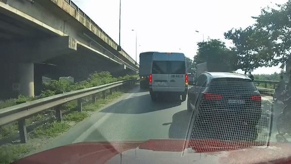 Di giua 2 lan duong, oto huc vao duoi xe 16 cho o Ha Noi hinh anh