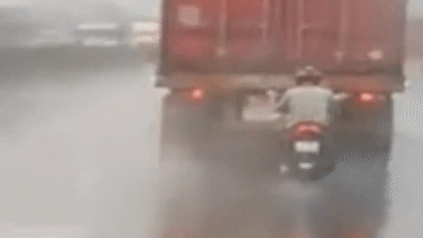 Xe may bam sat duoi xe container de tru mua hinh anh