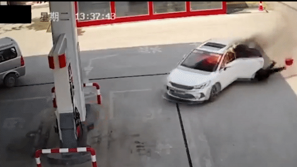 Oto boc chay tong do tru bom xang o Trung Quoc hinh anh