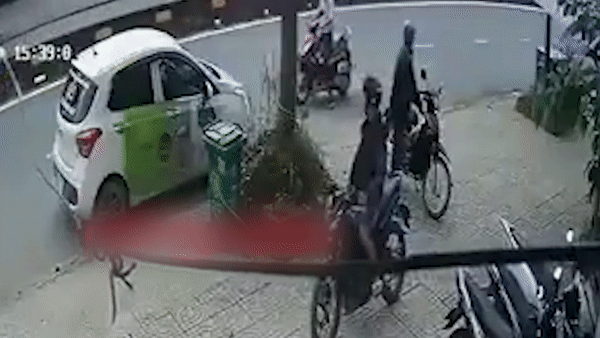 Hai nguoi phoi hop trom xe do ven duong hinh anh