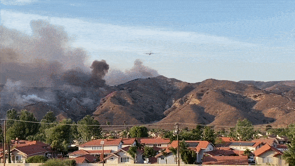 May bay tha bot chong chay de dap tat dam chay rung o My hinh anh