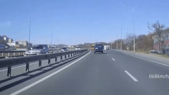 Oto va cham voi xe tai tren cao toc hinh anh