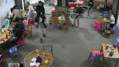 Nhom nguoi dap pha quan an o Trung Quoc khien 2 nguoi bi thuong hinh anh