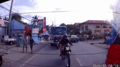 Xe tai mat kiem soat dam vang 2 xe may hinh anh