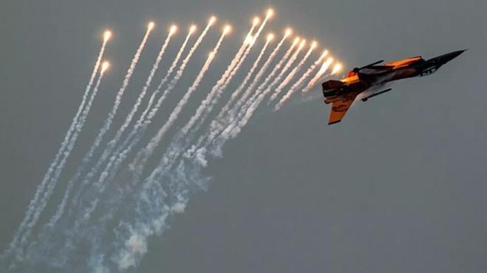 Tiem kich F-16 ban phao sang gan noi ong Trump van dong tranh cu hinh anh