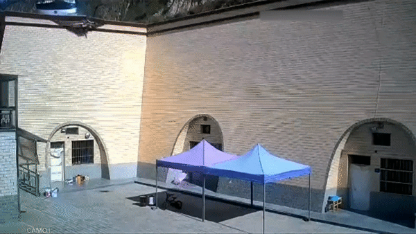 Xe buyt lao ra khoi duong cao toc o Trung Quoc hinh anh