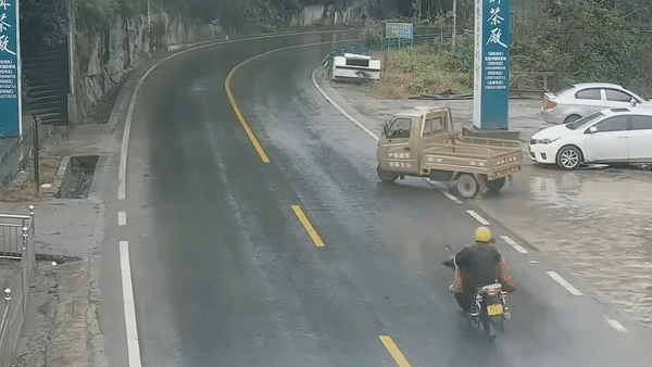 Xe ba banh lao ra duong gay tai nan cho xe may hinh anh