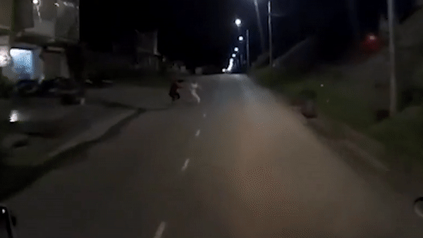 Nguoi dan ong cuu kip thoi co gai lao dau vao xe container hinh anh