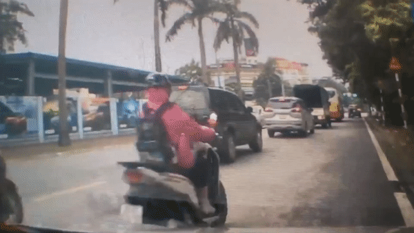 Xe may dam vao duoi oto dang dung den do tai Ha Noi hinh anh